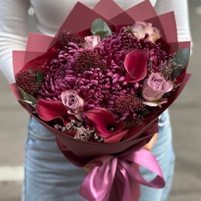 Букет "Импульс" из скиммии, калл, роз и хризантем Бигоуди в Куровском