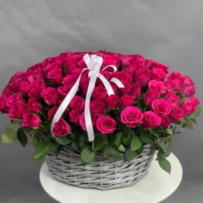 Композиция в корзине из 101 малиновой розы (40 см) в Куровском