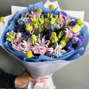 Букет "Загадка вечности" из гиацинтов, нерине, тюльпанов и оксипеталума в Куровском
