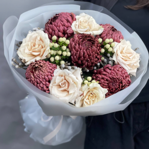 Букет "Всё что тебе касается" из хризантем Бигоуди, роз Эквадор Квиксенд и гиперикума в Куровском