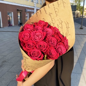 Букет из 15 роз Шангрила в крафте (60 см) в Куровском