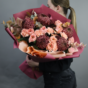 Букет "Осенний блюз" из хризантем Бигоуди, диантусов, скиммии и роз Риджентс парк  в Куровском