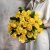 Букет из 25 лимонных роз с рускусом (40 см) в Куровском