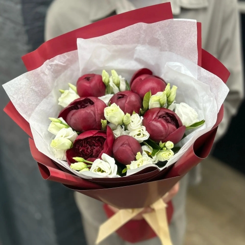 Микс из бордовых пионов Ред Шарм и белой эустомы в Куровском