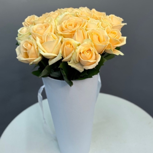 25 кремовых роз в конусе в Куровском