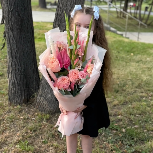 Букет на 1 сентября с гладиолусами, розами и антуриумом в Куровском