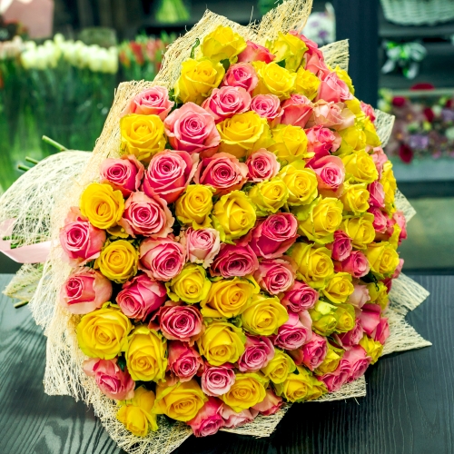 Букет из 101 розовой и лимонной розы (50 см) в Куровском