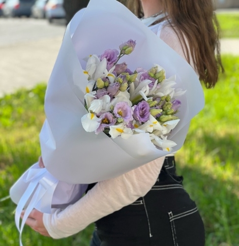 Букет "Вива ла дива" из эустом и ирисов в Куровском