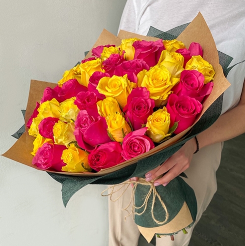 Букет из 51 малиновой и лимонной розы (40 см) в Куровском