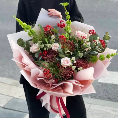 Букет "Вернисаж" из калины, хризантем Бигоуди, молюцеллы, паникума, роз и астранции в Куровском