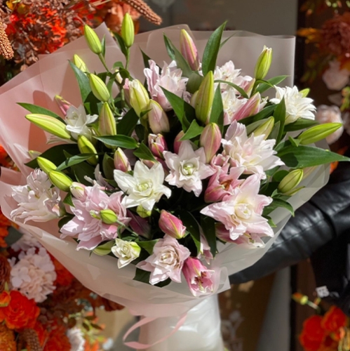 Букет из 11 ароматных пионовидных лилий в Куровском