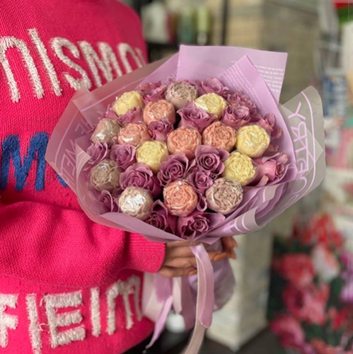 Букет из роз и шоколадных пионов в Куровском