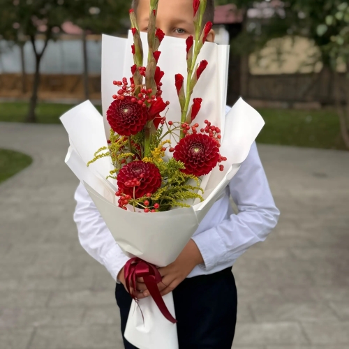 Букет на 1 сентября с красными гладиолусами, георгинами и калиной в Куровском