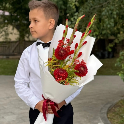 Букет на 1 сентября с красными гладиолусами, георгинами и калиной в Куровском