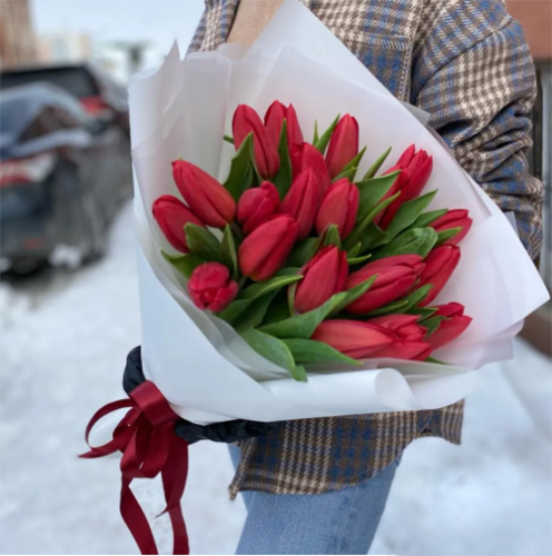Букет красных тюльпанов в Куровском