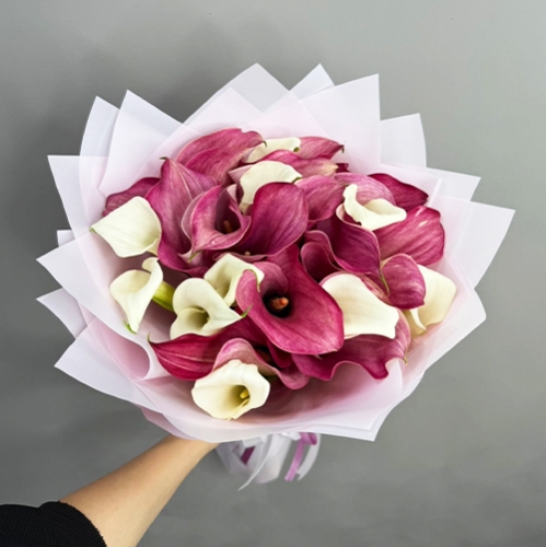 Букет из 25 нежных калл в Куровском