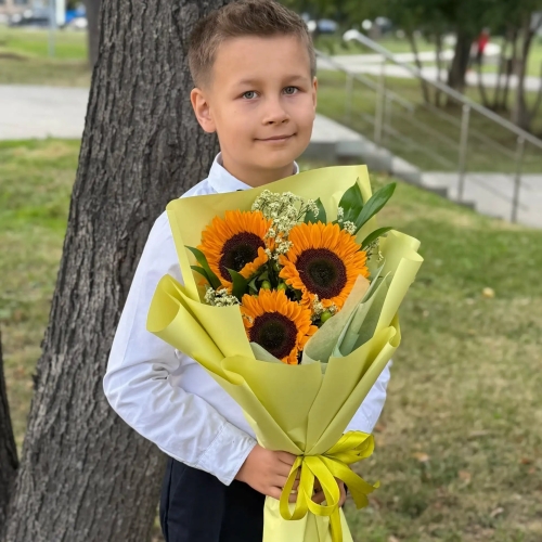 Букет на 1 сентября из 3 подсолнухов и лимониума в Куровском