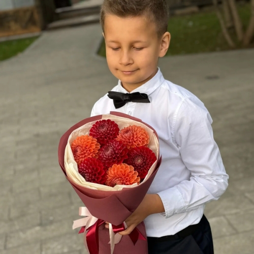 Букет из 7 сезонных георгин в Куровском