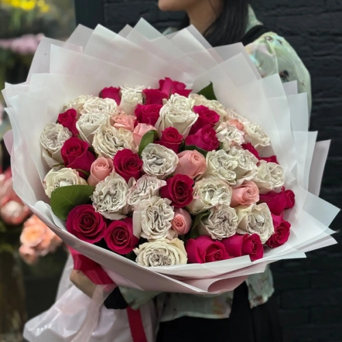 Микс из 51 Эквадорской розы "Малиновый лед" в Куровском