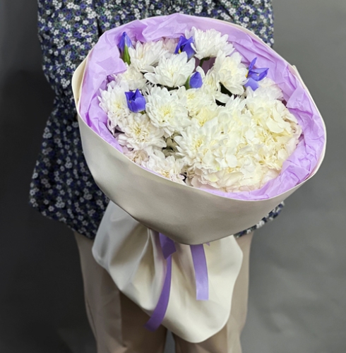 Букет "Грация" из ирисов, гортензии и кустовых хризантем в Куровском