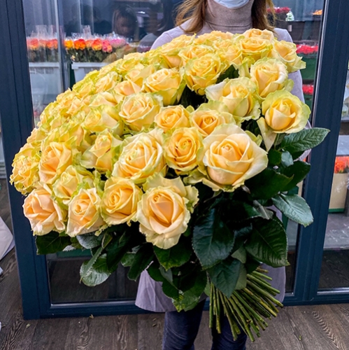 75 роз Аваланж (70 см) в Куровском