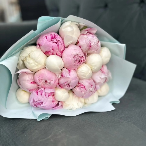 Микс из 19 бело-розовых пионов в Куровском