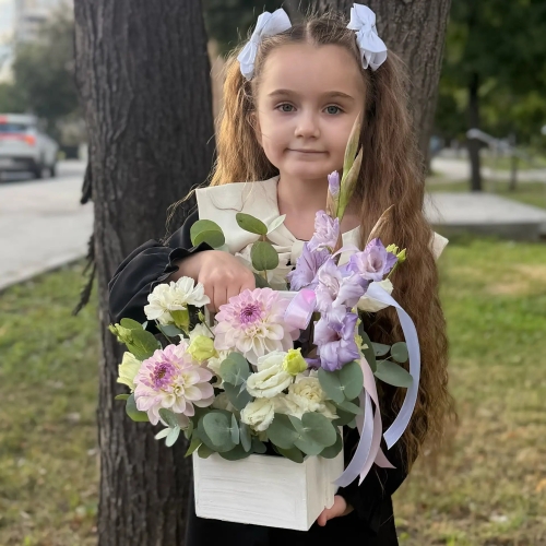 Композиция с георгинами на 1 сентября в белом ящике в Куровском