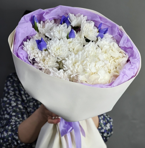 Букет "Грация" из ирисов, гортензии и кустовых хризантем в Куровском