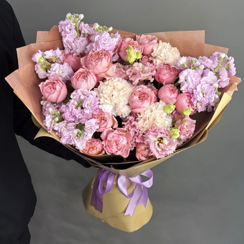 Букет "Амели" из ароматных маттиол, пионовидных кустовых роз Джульетта  эустом и диантусов в Куровском