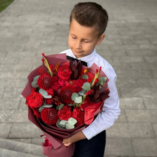 Букет с георгинами, розами и леукадендроном в Куровском