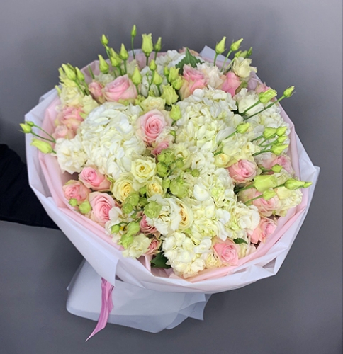 Букет "София" из гортензий, эустом и роз в Куровском