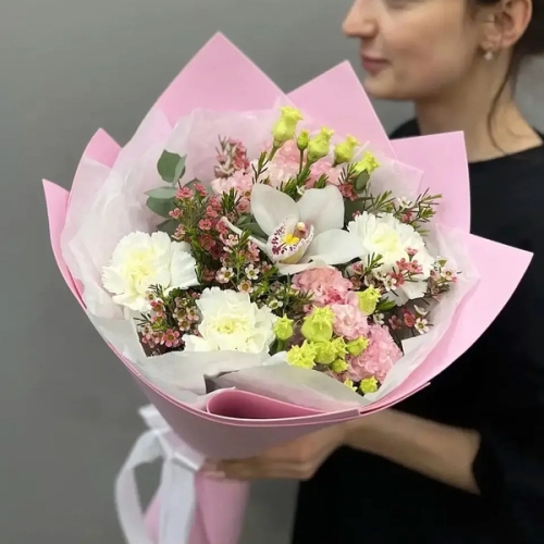 Букет с королевской орхидеей, диантусами, эустомой и шамелациумом в Куровском