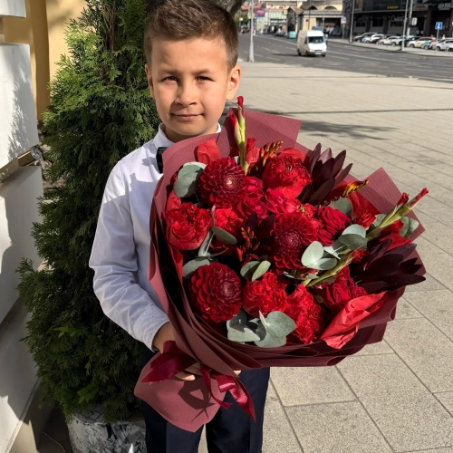 Букет с георгинами, розами и леукадендроном в Куровском