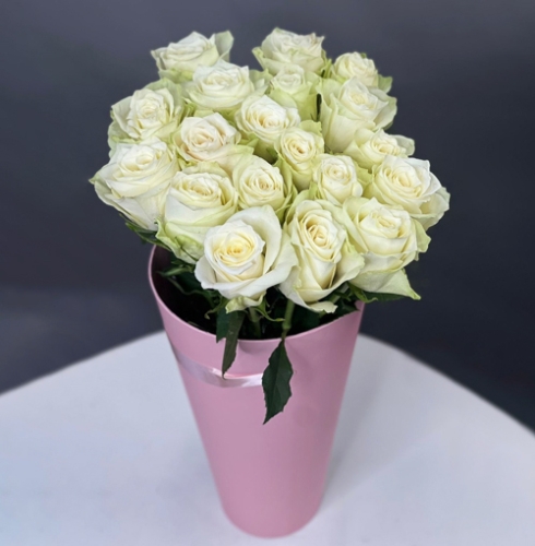 19 белых роз Кения в конусе в Куровском