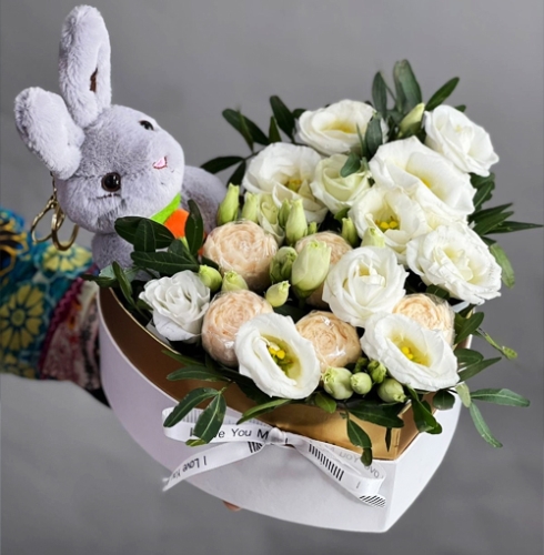 Композиция в коробке сердца из шоколадных пионов и эустом в Куровском