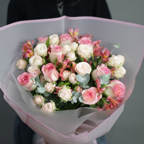 Букет "Розовый фламинго" из роз, альстромерии и эвкалипта в Куровском