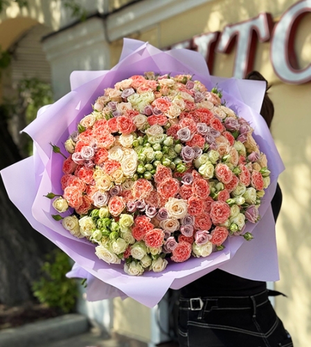 Букет из 101 кустовой розы микс в Куровском